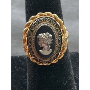 vintage black glass cameo ring Gold Tone Filigree Frame Size 6.25
